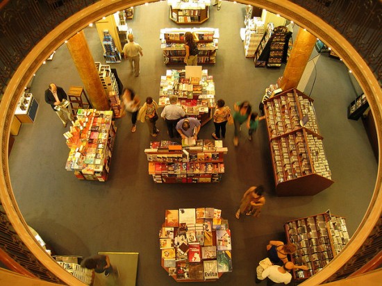 People browsing at El Ateno People browsing at El Ateno