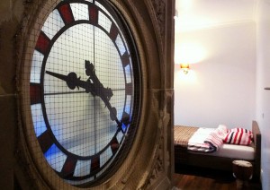You'll always know the time if you stay in this hotel room. Photo by appelogen.be.